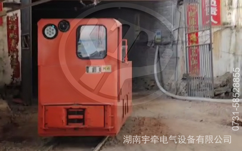 10噸架線式電機車礦山運行視頻.jpg