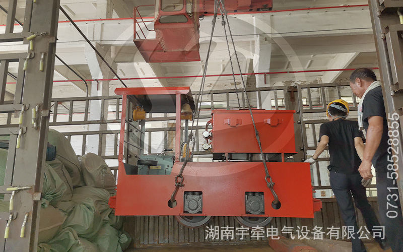 2.5噸防爆蓄電池電機(jī)車裝車發(fā)貨 1.jpg