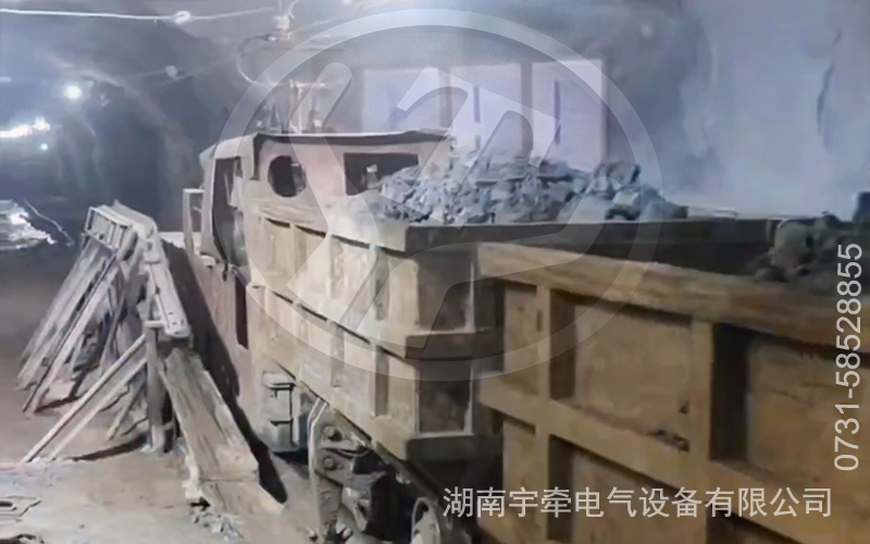 10噸架線式井下電機(jī)車卸礦視頻.jpg