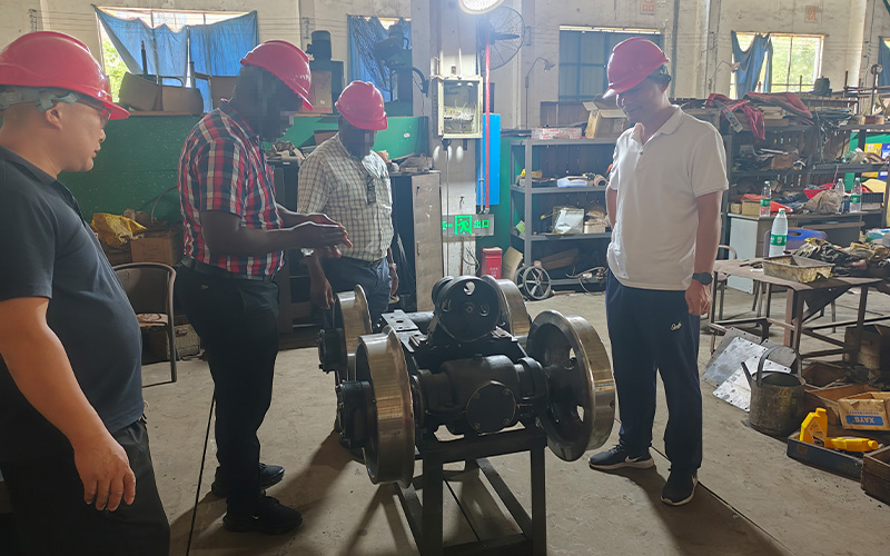 海外客戶來廠采購(gòu)礦用電機(jī)車 3.jpg