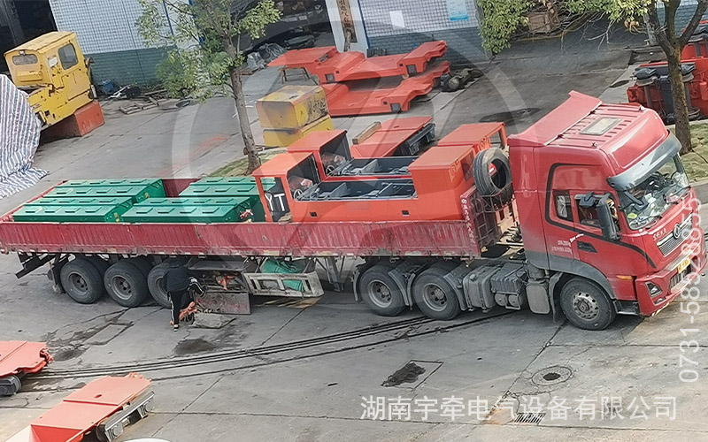 雙駕駛室8噸防爆蓄電池電機(jī)車發(fā)貨 3.jpg