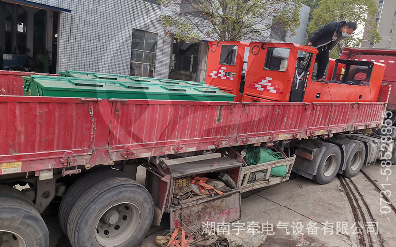雙駕駛室8噸防爆蓄電池電機(jī)車發(fā)貨 2.jpg